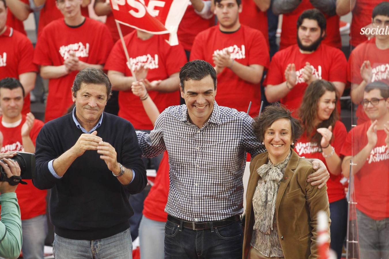 Pedro Sánchez acompaña a Javier Fernández en un multitudinario mitin en La Felguera