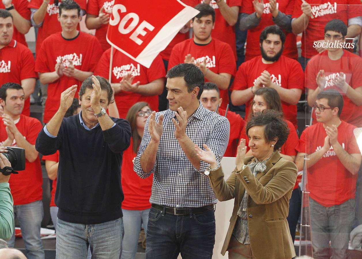 Pedro Sánchez acompaña a Javier Fernández en un multitudinario mitin en La Felguera