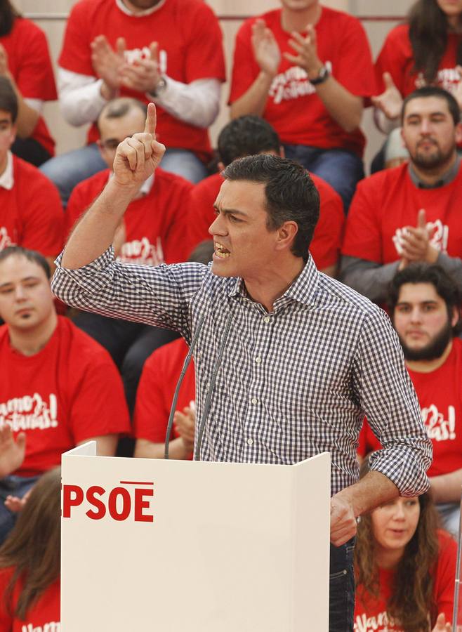 Pedro Sánchez acompaña a Javier Fernández en un multitudinario mitin en La Felguera