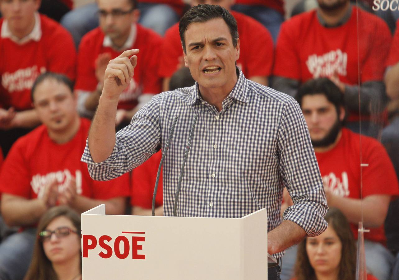 Pedro Sánchez acompaña a Javier Fernández en un multitudinario mitin en La Felguera