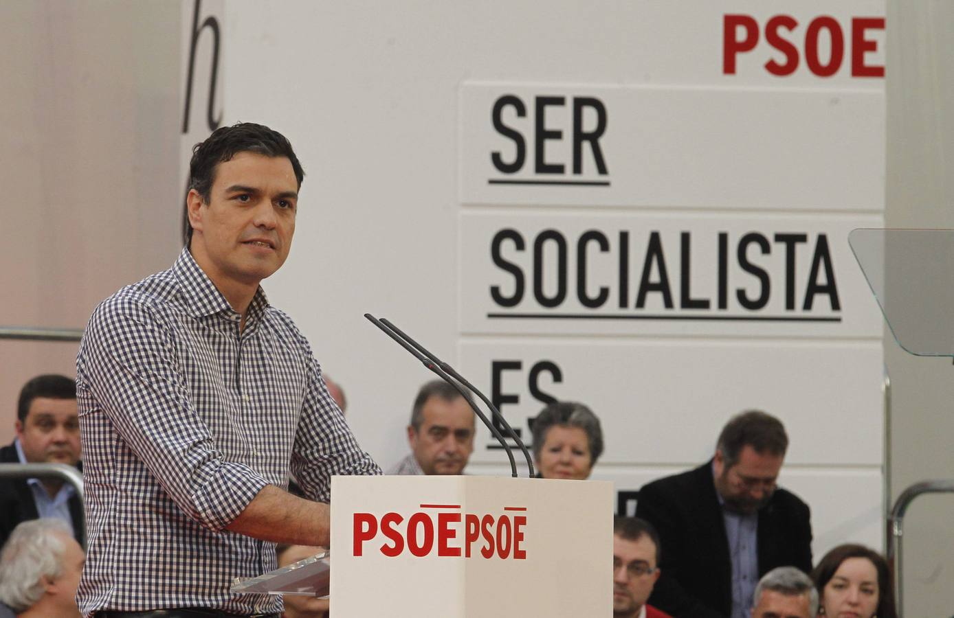 Pedro Sánchez acompaña a Javier Fernández en un multitudinario mitin en La Felguera