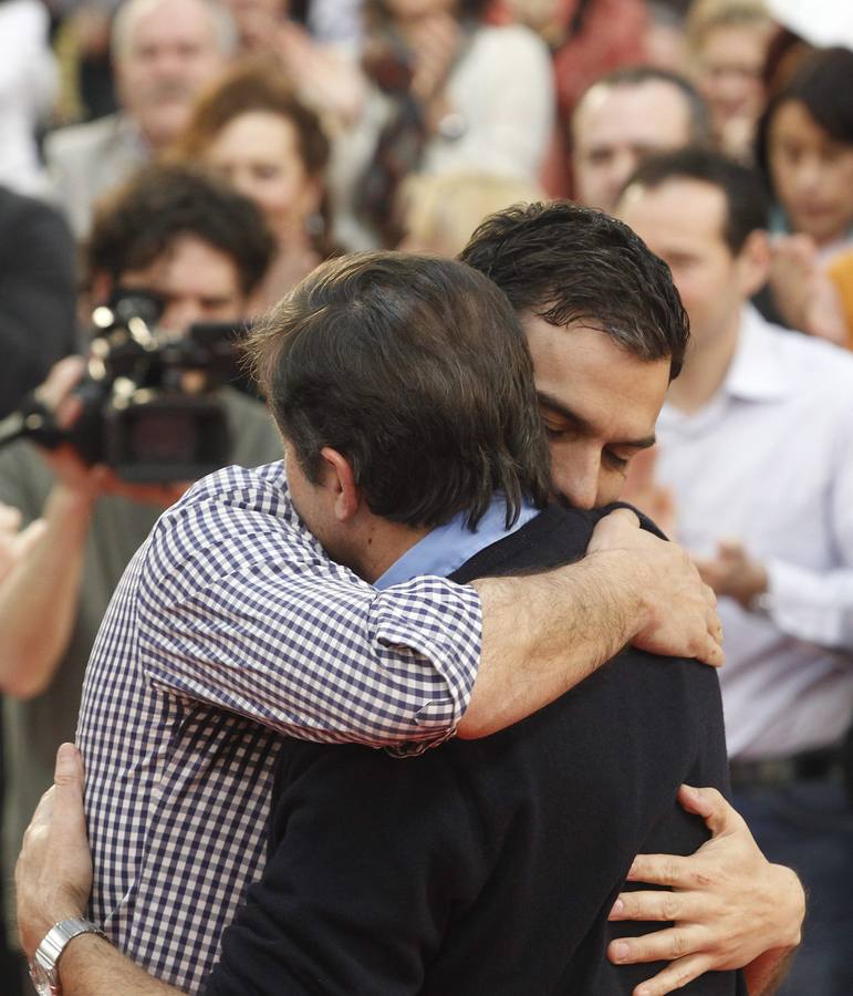 Pedro Sánchez acompaña a Javier Fernández en un multitudinario mitin en La Felguera