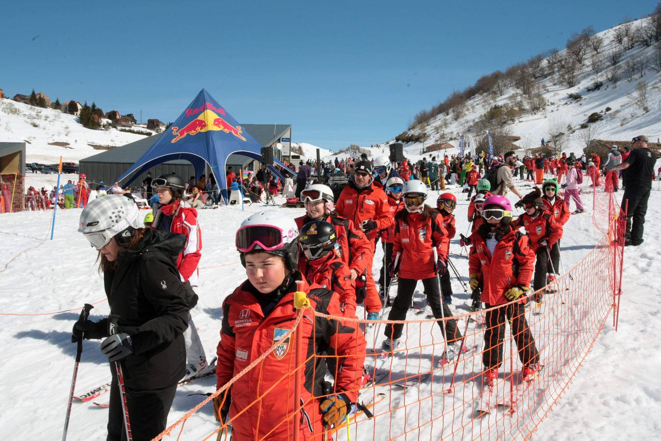 Espléndida jornada de esquí en la estación de Fuentes de Invierno