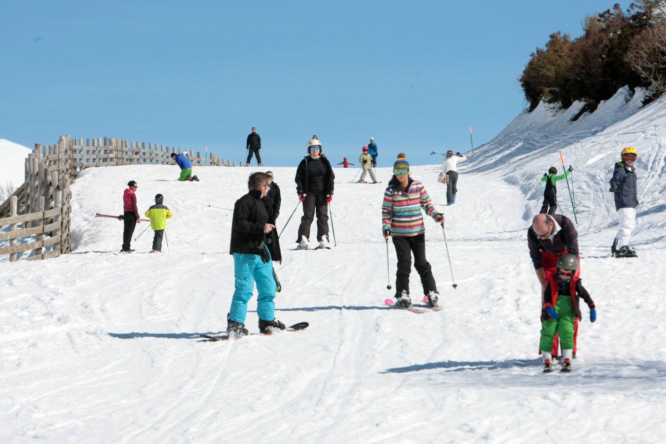 Espléndida jornada de esquí en la estación de Fuentes de Invierno
