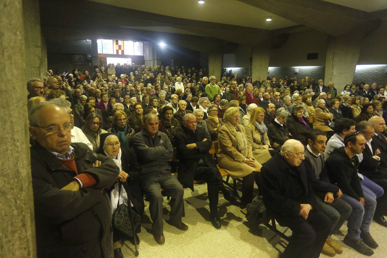 Multitudinaria despedida al sacerdote José Manuel Fueyo