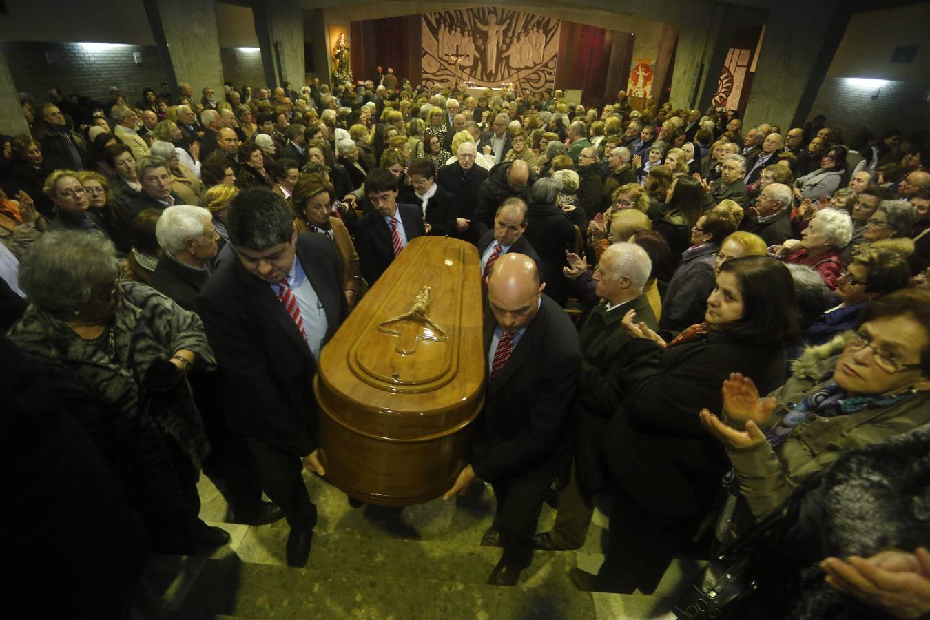 Multitudinaria despedida al sacerdote José Manuel Fueyo