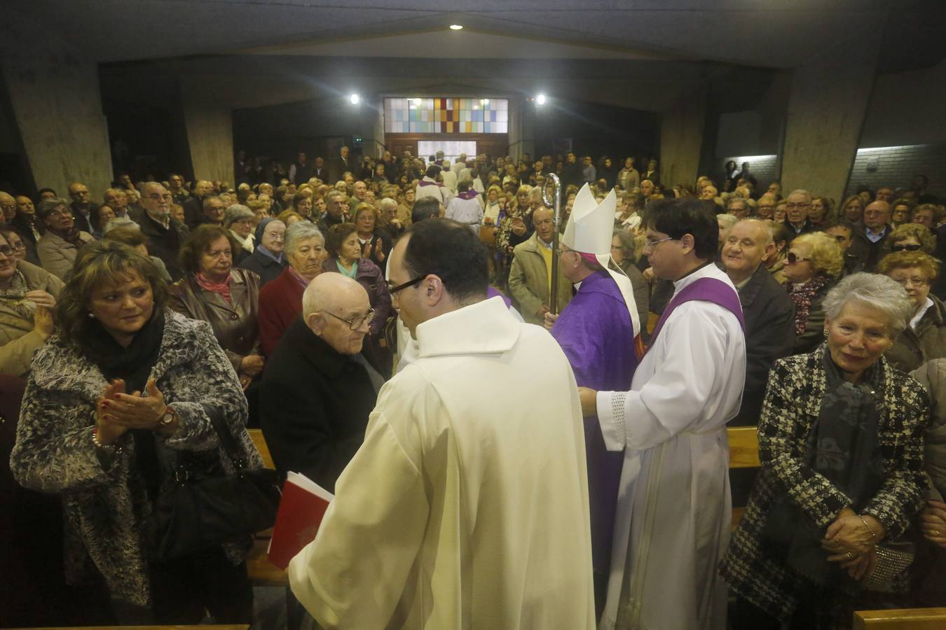 Multitudinaria despedida al sacerdote José Manuel Fueyo