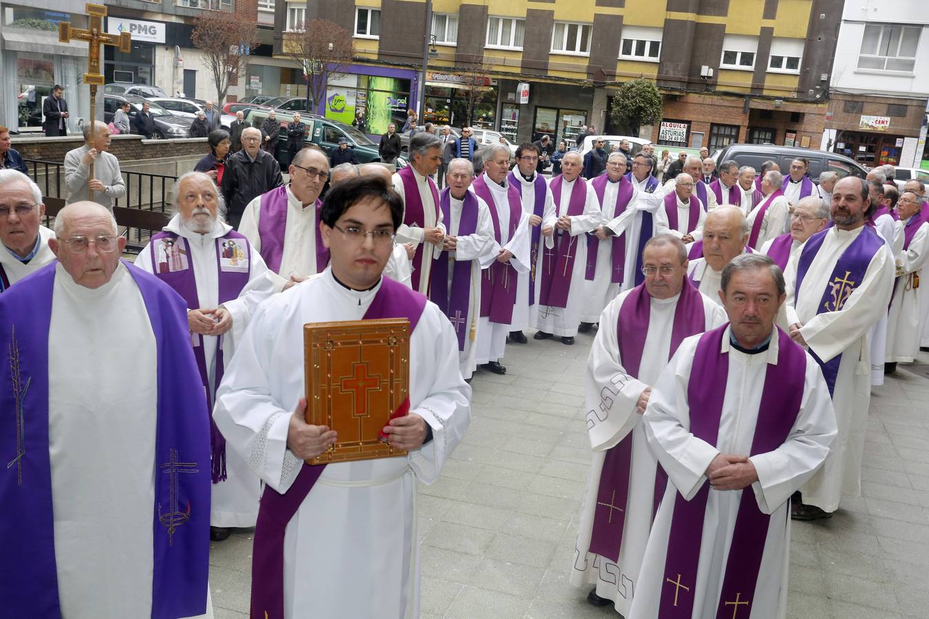 Multitudinaria despedida al sacerdote José Manuel Fueyo