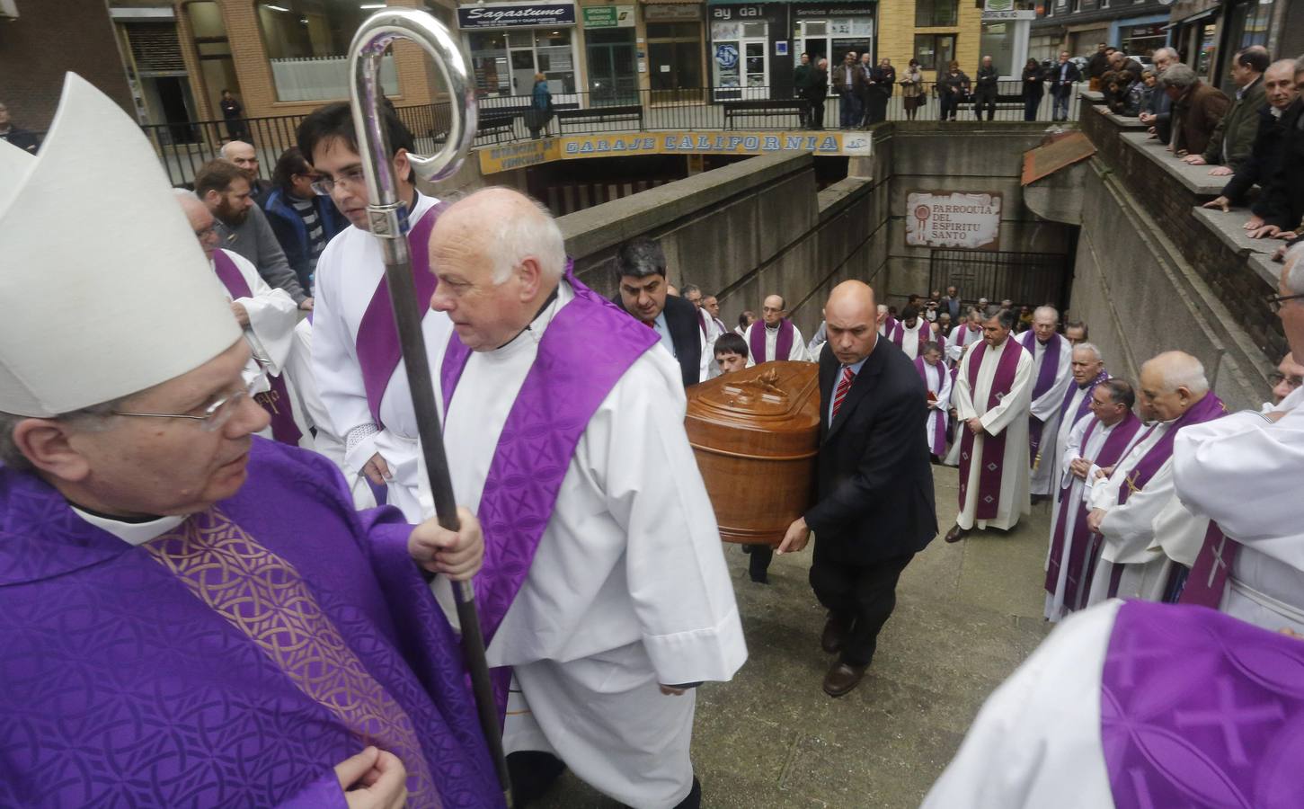 Multitudinaria despedida al sacerdote José Manuel Fueyo