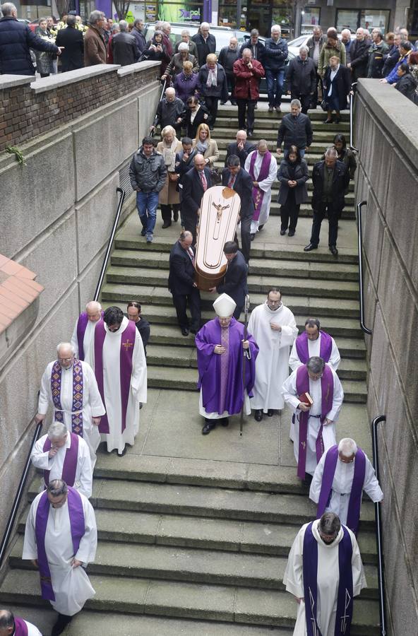 Multitudinaria despedida al sacerdote José Manuel Fueyo