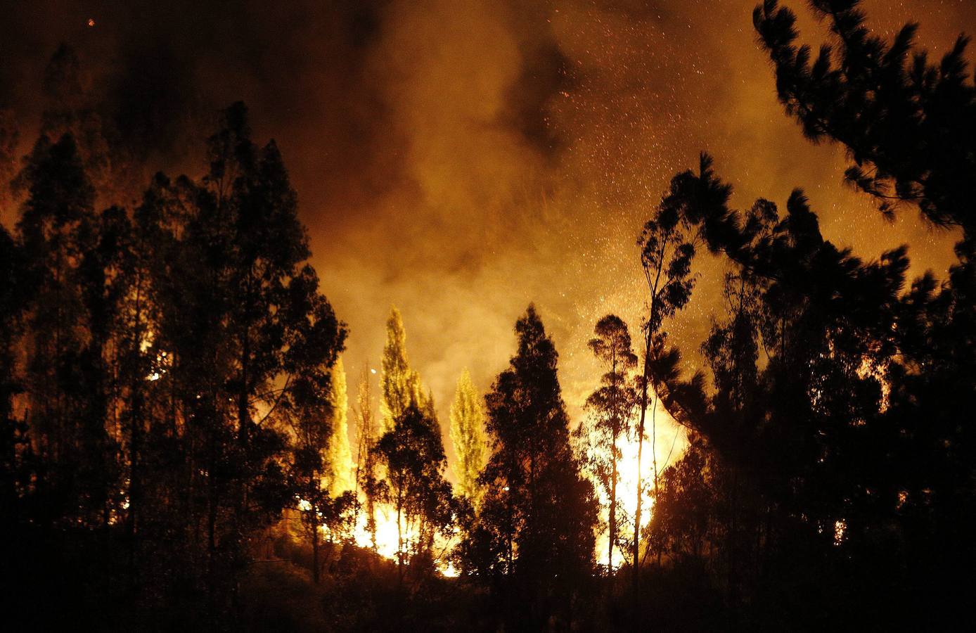Las llamas devoran el puerto chileno de Valparaíso
