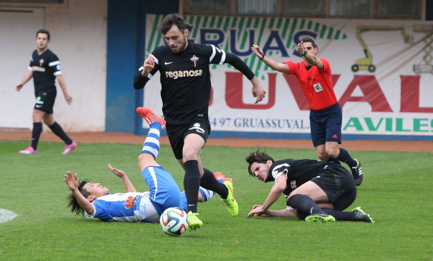 El Real Avilés cae en casa ante el Racing de Ferrol