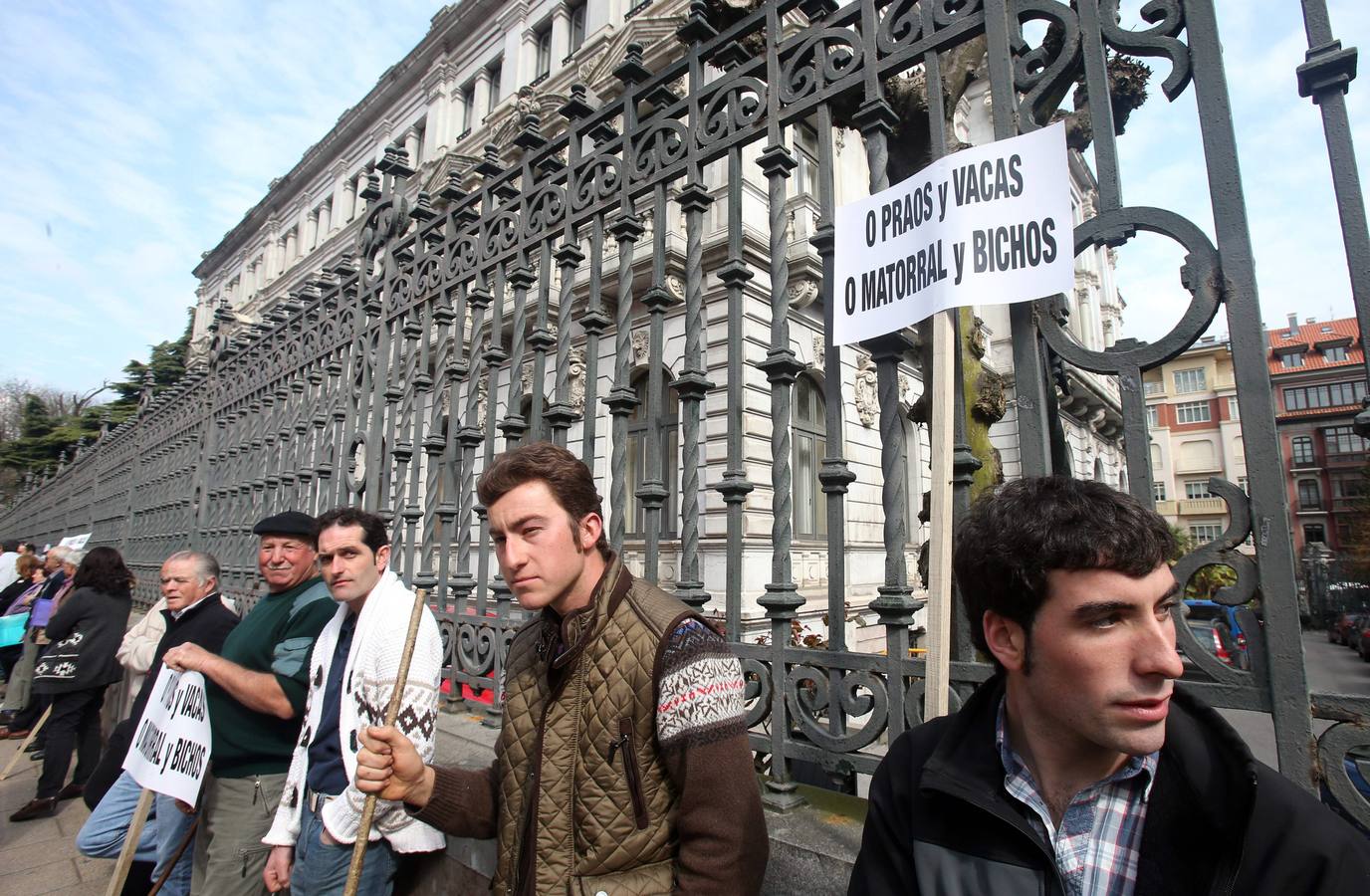 Los ganaderos se manifiestan contra las políticas del Principado