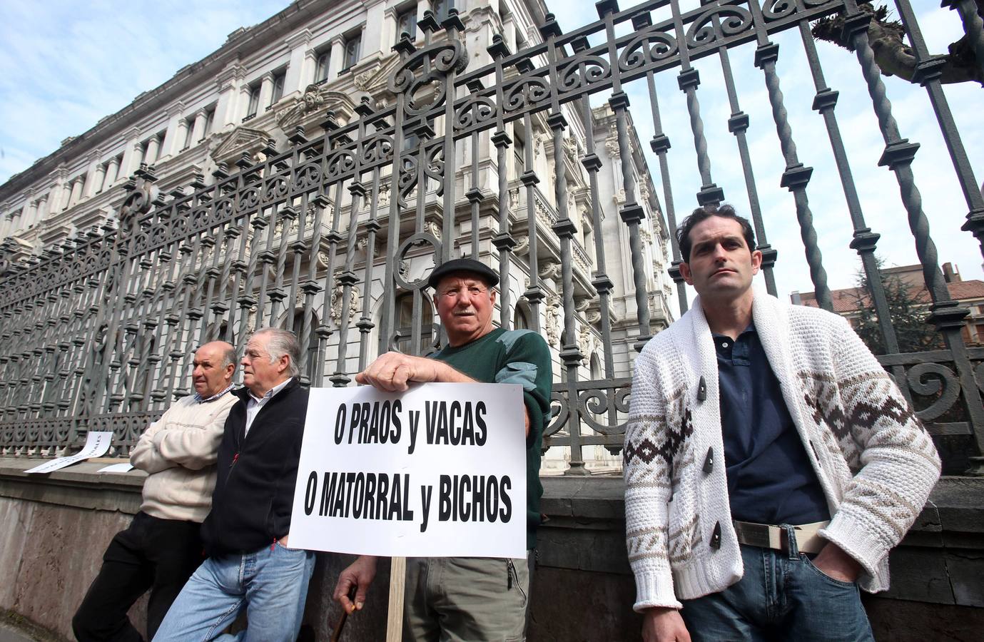 Los ganaderos se manifiestan contra las políticas del Principado