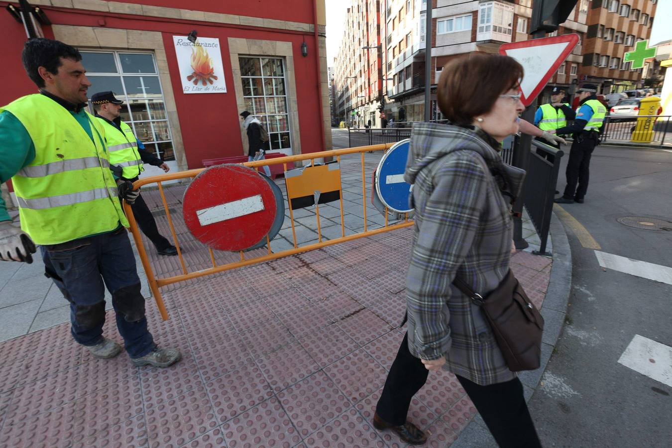 La glorieta de Los Oficios de Avilés, cortada