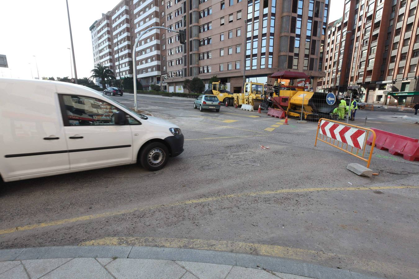 La glorieta de Los Oficios de Avilés, cortada