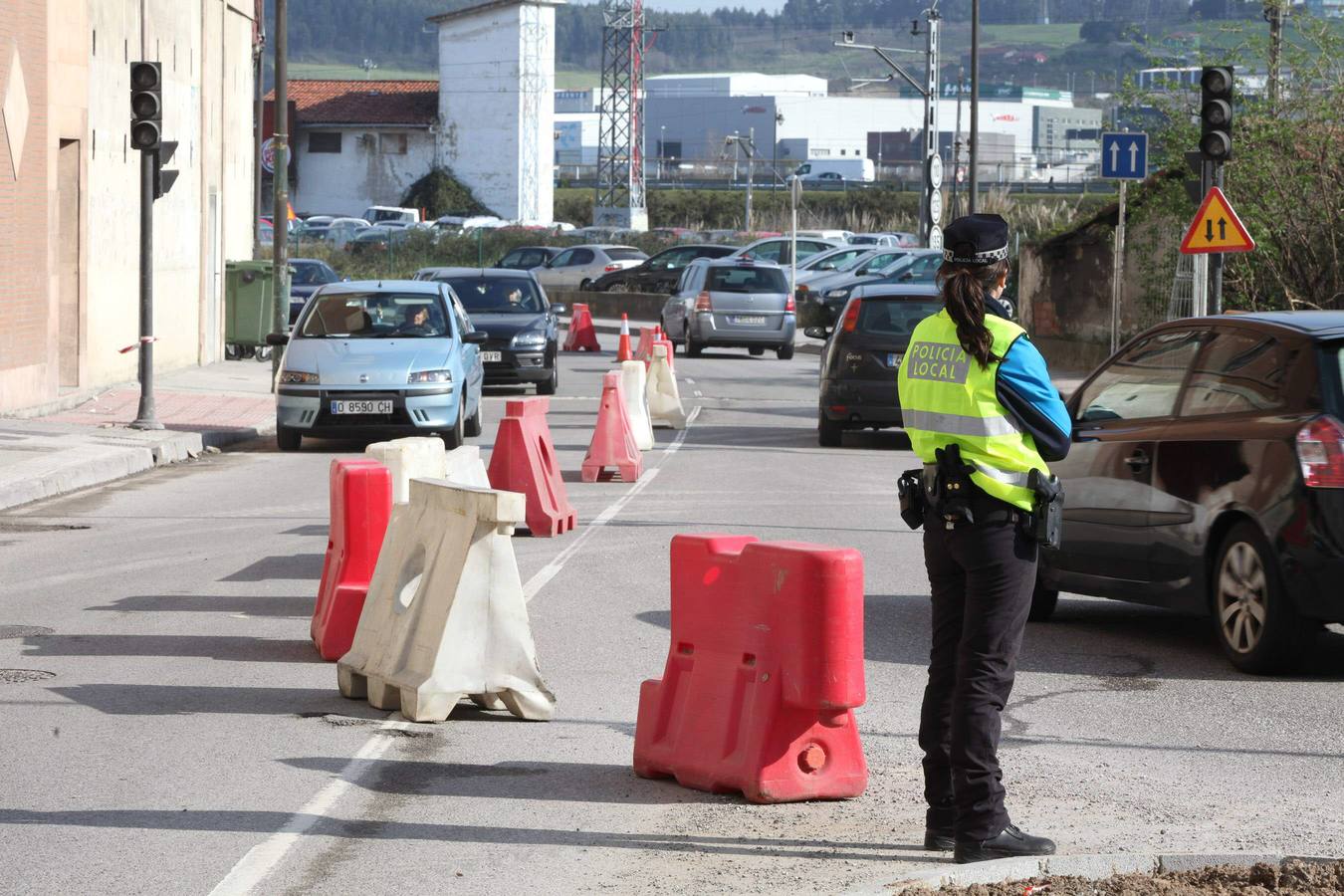 La glorieta de Los Oficios de Avilés, cortada