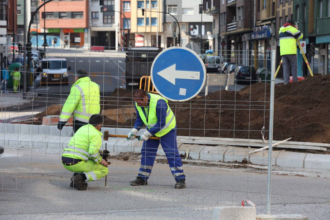 La glorieta de Los Oficios de Avilés, cortada