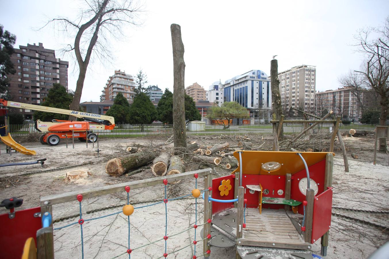 Tala de árboles en el parque de Isabel La Católica