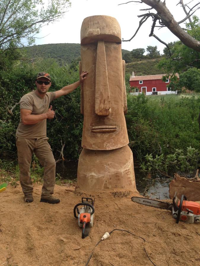 Radek Golebiewski hace impresionantes esculturas con los árboles que poda y tala