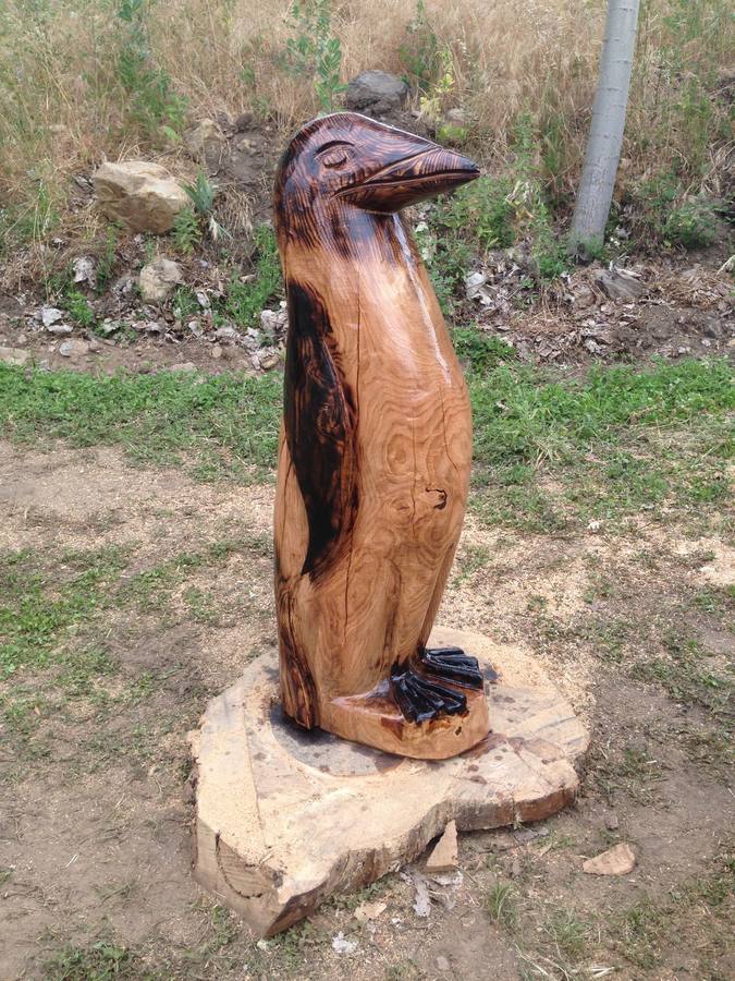 Radek Golebiewski hace impresionantes esculturas con los árboles que poda y tala