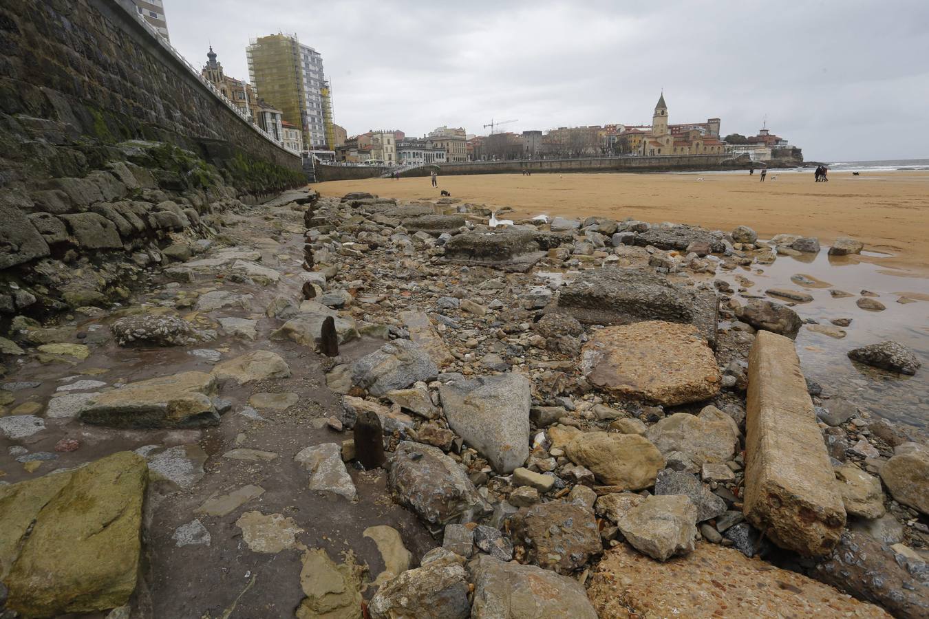 Las consecuencias de las mareas y los temporales en la playa de San Lorenzo