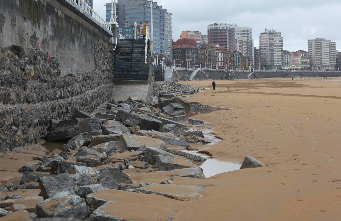 Las consecuencias de las mareas y los temporales en la playa de San Lorenzo