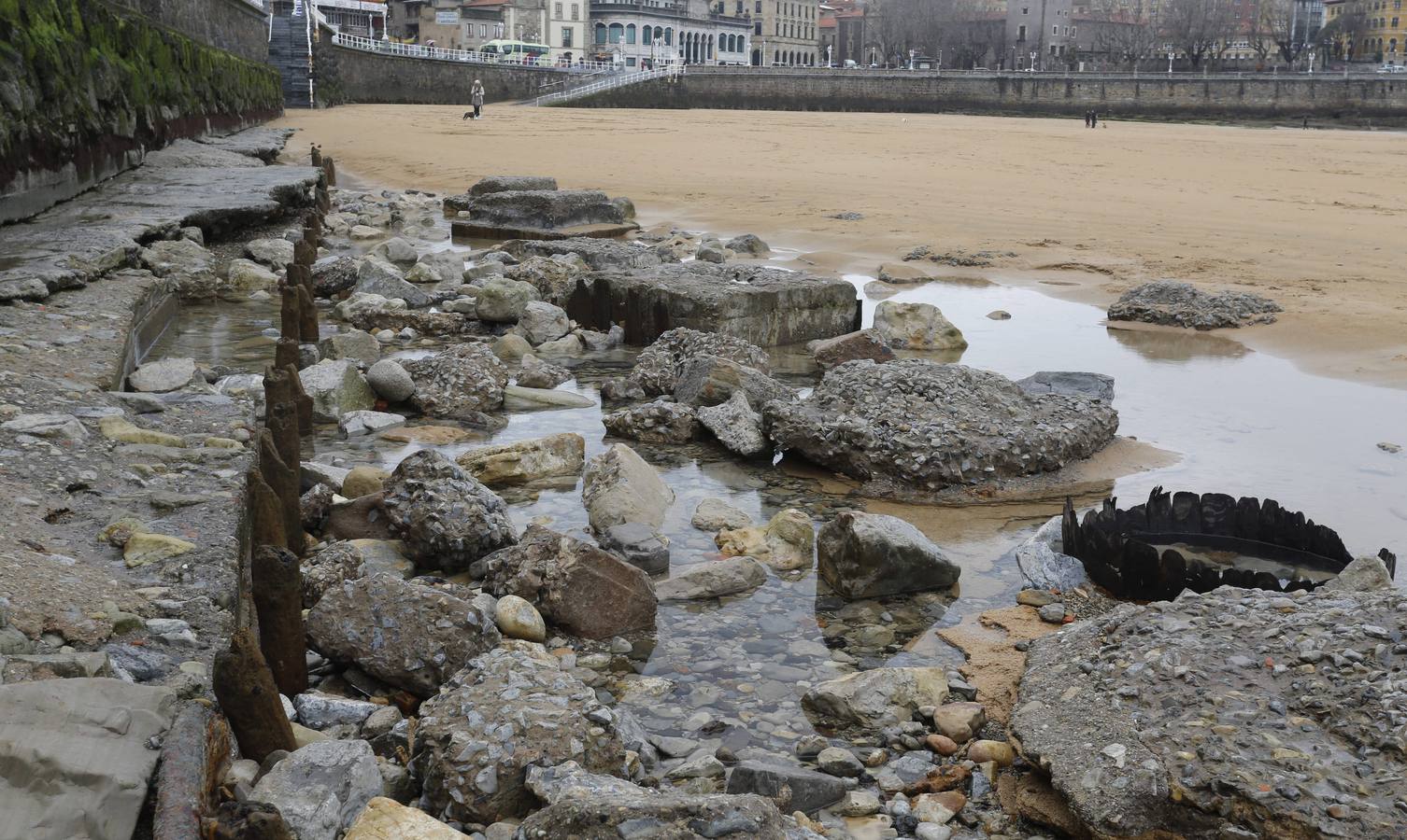 Las consecuencias de las mareas y los temporales en la playa de San Lorenzo