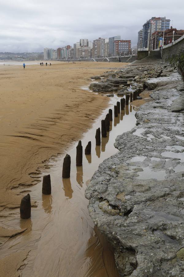 Las consecuencias de las mareas y los temporales en la playa de San Lorenzo