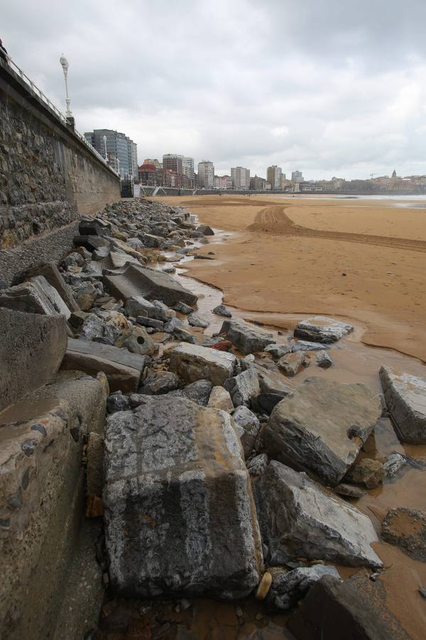 Las consecuencias de las mareas y los temporales en la playa de San Lorenzo