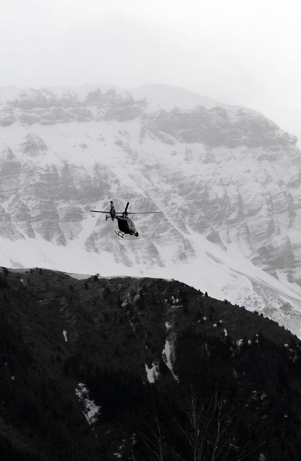 Apoyo de helicópteros. SEYNE-LES- ALPES (FRANCIA). Un helicóptero vuela hacia la zona donde se ha reanudado la búsqueda de los restos del Airbus A320 de la compañía Germanwings. El avión se estrelló en los Alpes franceses y que se ha cobrado la vida de 150 personas, 42 de las cuales son españolas.