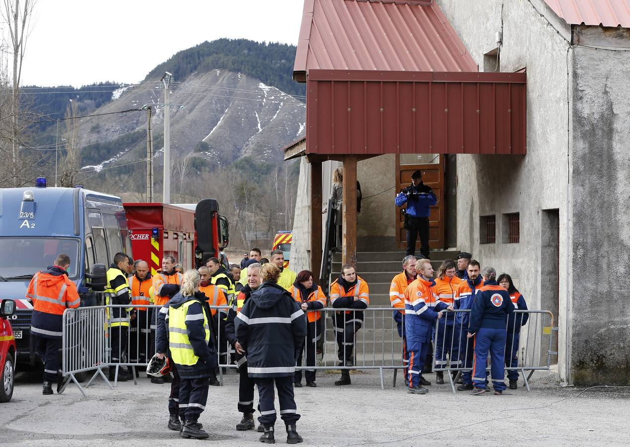 Los servicios de rescate, alerta. SEYNE-LES- ALPES (FRANCIA). Varios miembros de los servicios de rescate galos en la zona donde se ha reanudado la búsqueda de los restos del Airbus A320 de la compañía Germanwings. El avión se estrelló en los Alpes franceses y que se ha cobrado la vida de 150 personas, 42 de las cuales son españolas.