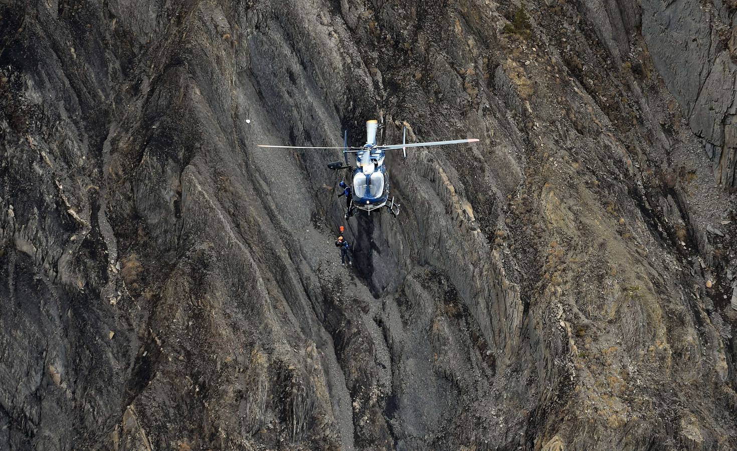 El complicado rescate de los cuerpos de las víctimas del accidente del Airbus