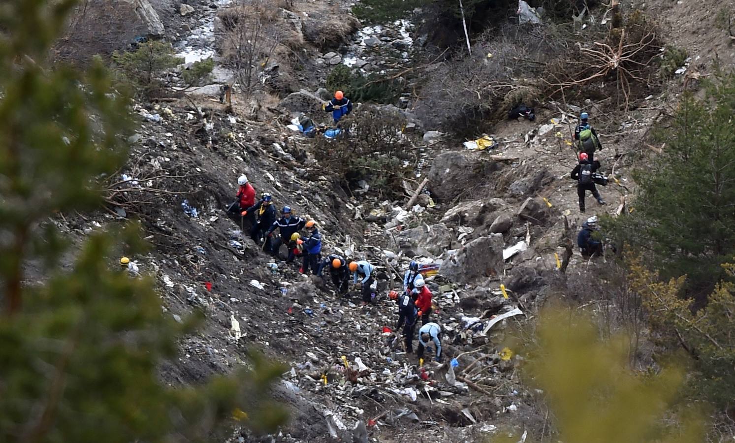 El complicado rescate de los cuerpos de las víctimas del accidente del Airbus