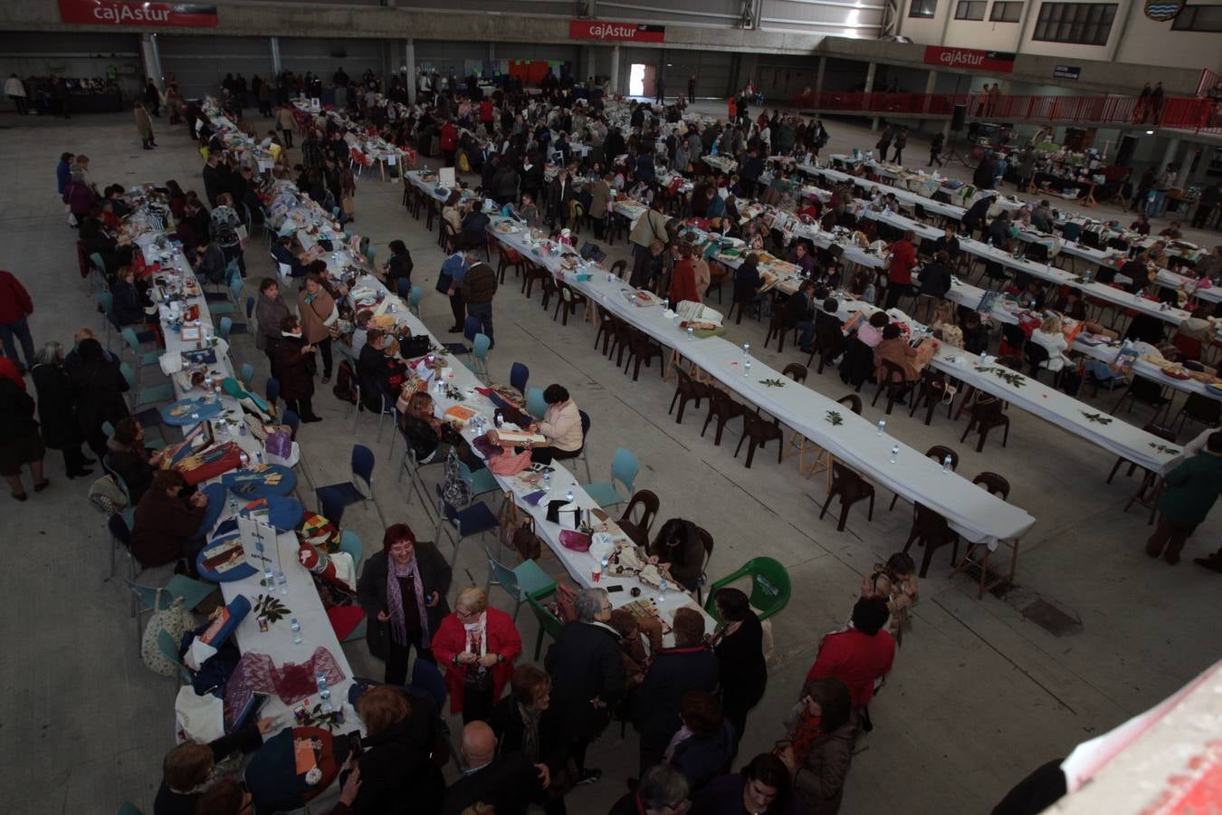 Encuentro de encajeras de bolillos en el recinto ferial de Santullano