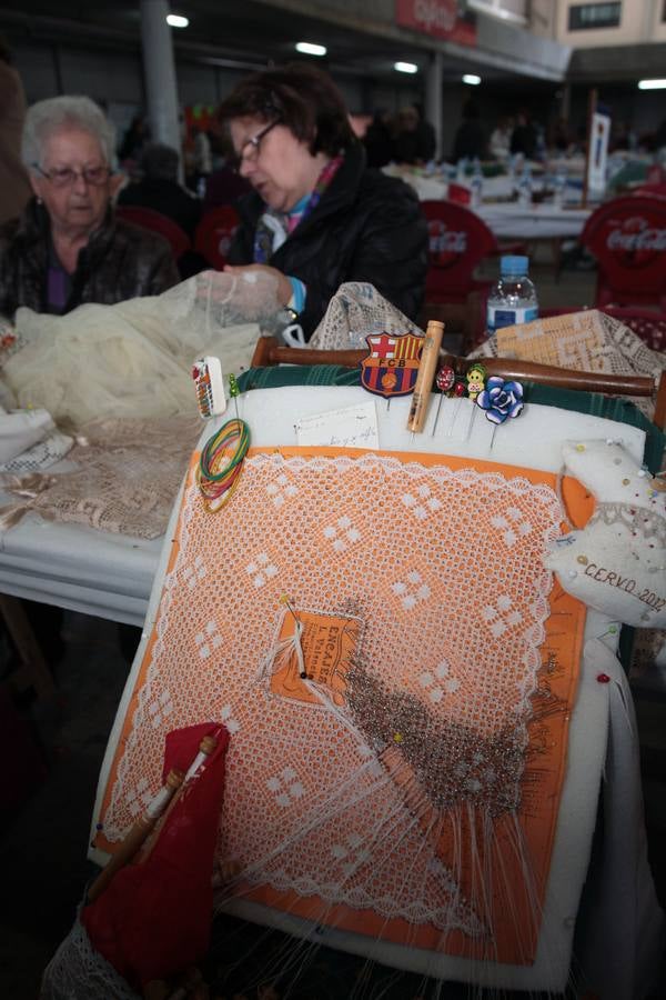 Encuentro de encajeras de bolillos en el recinto ferial de Santullano