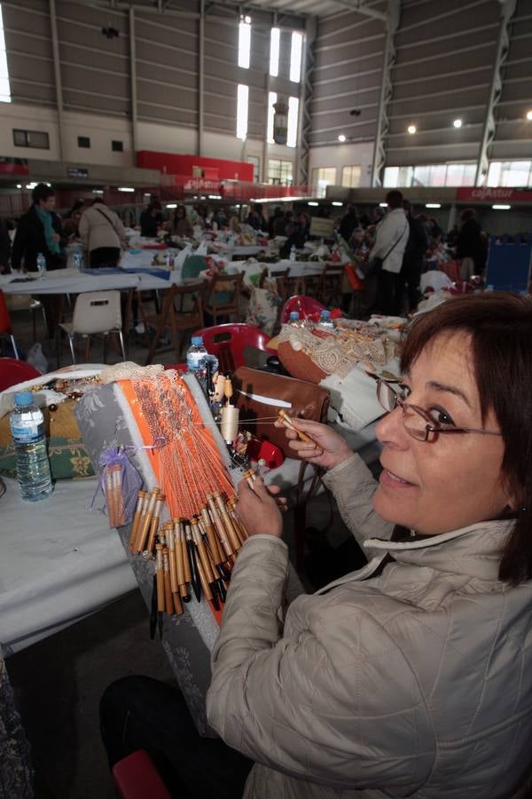 Encuentro de encajeras de bolillos en el recinto ferial de Santullano