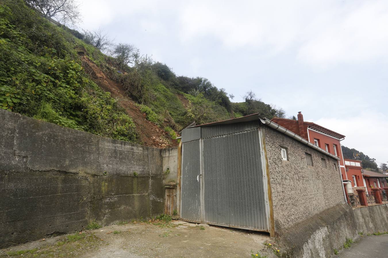 Un argayo causa daños en El Muselín