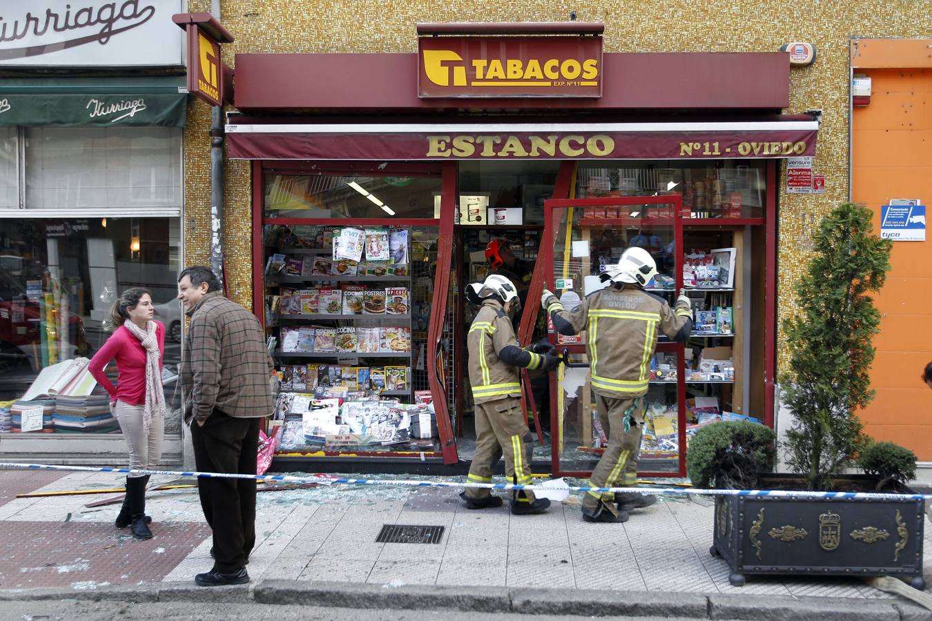 Un autobús choca contra un estanco y un semáforo en Oviedo