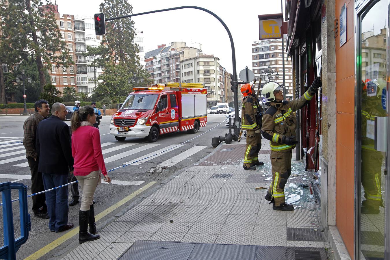 Un autobús choca contra un estanco y un semáforo en Oviedo