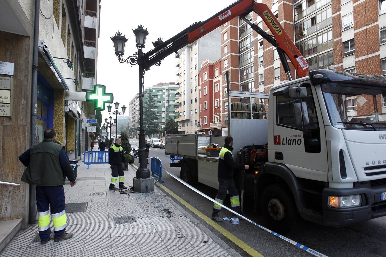 Un autobús choca contra un estanco y un semáforo en Oviedo