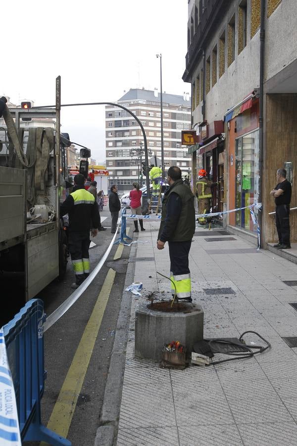 Un autobús choca contra un estanco y un semáforo en Oviedo