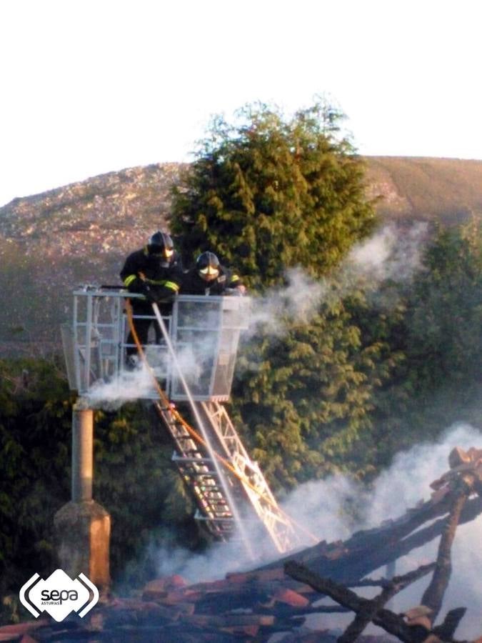 Un incendio destroza una vivienda en Valdés