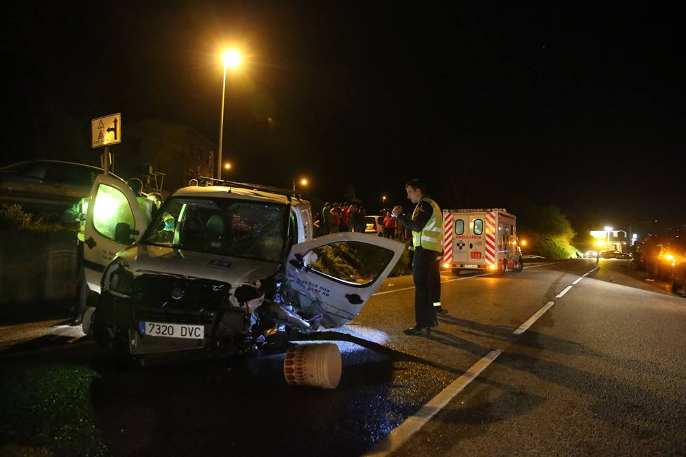 Dos heridos en la colisión de dos turismos en Ciaño