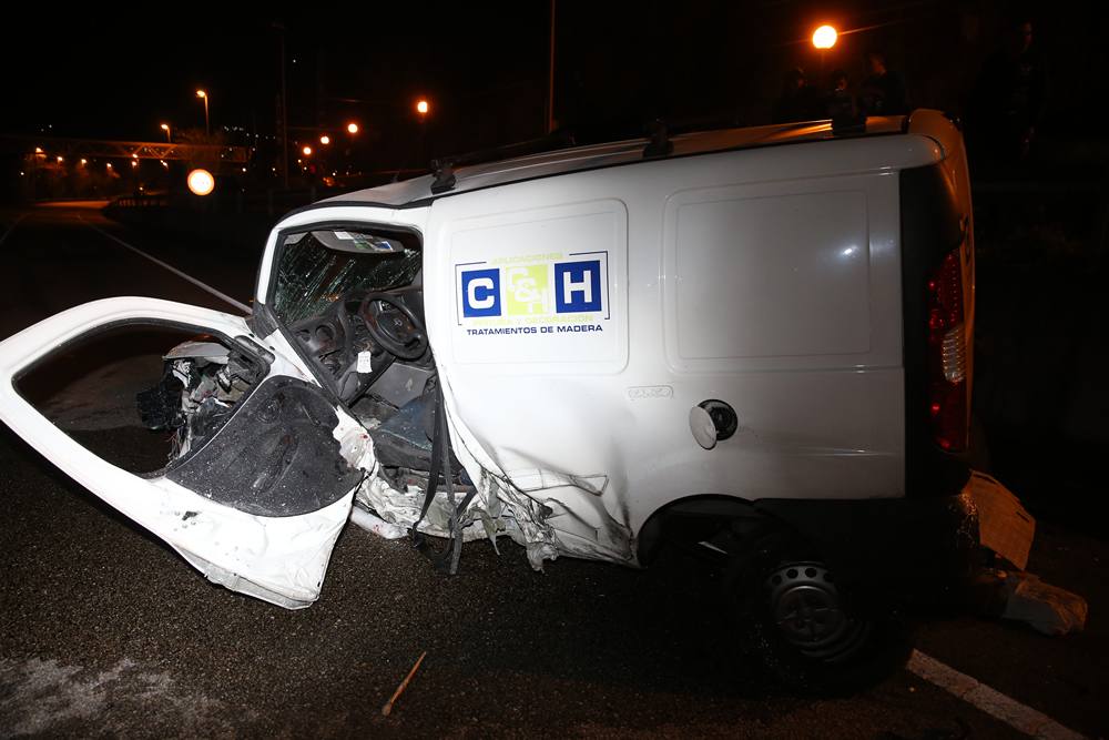 Dos heridos en la colisión de dos turismos en Ciaño