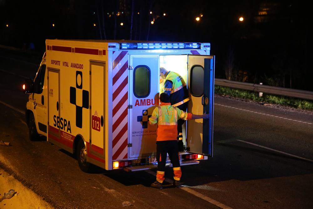 Dos heridos en la colisión de dos turismos en Ciaño