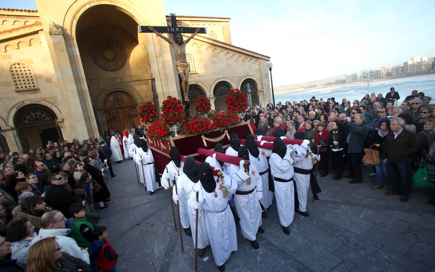 Procesión del Vía Crucis, en Gijón