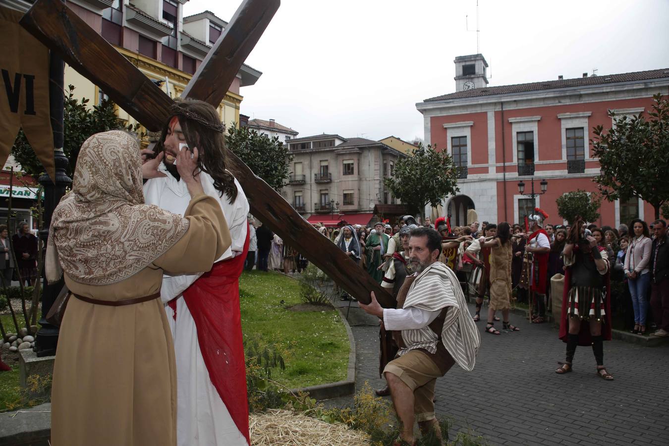 Via Crucis viviente en Infiesto