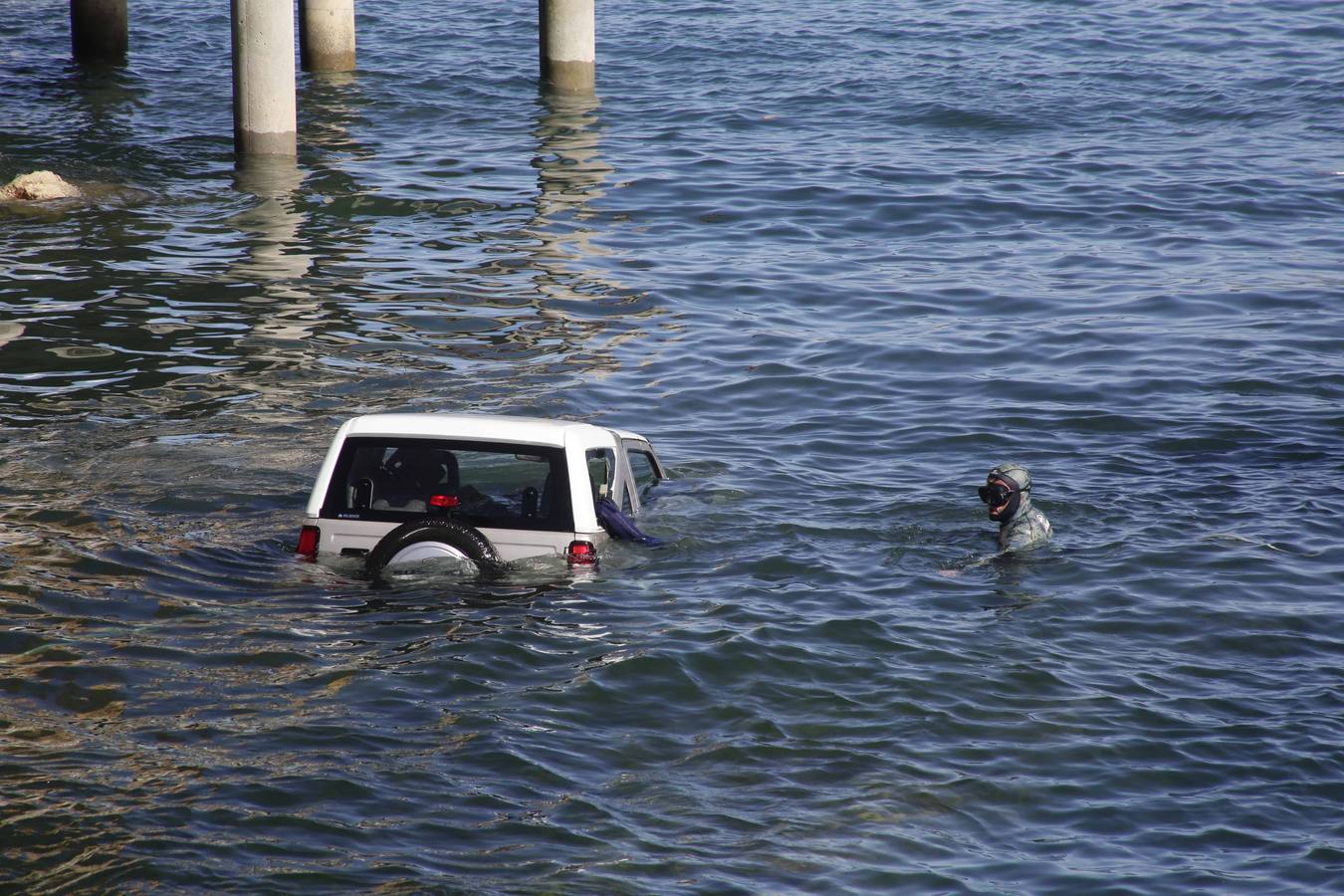 El rescate del coche que cayó al agua en Llanes, en imágenes