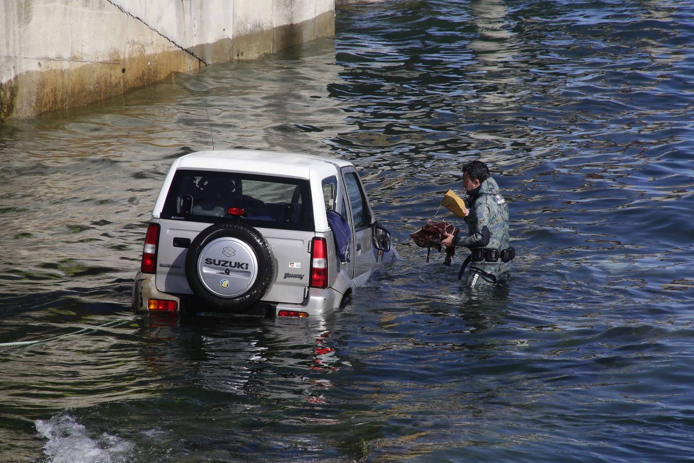 El rescate del coche que cayó al agua en Llanes, en imágenes